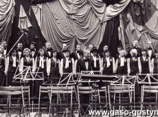 4707.Gostynski Chor DZWON na Centralnych Dozynkach w Lesznie (1977 r.)