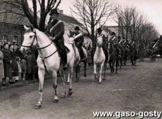 472.Banderia konna na powitanie Prymasa Polski kardynala Stefana Wyszynskiego na ulicy Poznanskiej w Gostyniu (7 kwietnia 1961 r.)