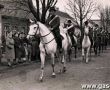 472.Banderia konna na powitanie Prymasa Polski kardynala Stefana Wyszynskiego na ulicy Poznanskiej w Gostyniu (7 kwietnia 1961 r.)