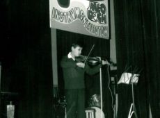 4737. Festiwal Mlodych Instrumentalistow w ZDK HUTNIK w Gostyniu (1968 r.), nas skrzypcach gra Jakub Wozniak