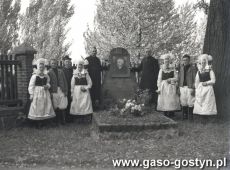 4740.Biskupianie przy grobie ksiedza radcy duchownego ad honores, proboszcza Jana Ludwiczaka (1875-1939) na przykoscielnym cmentarzu w Domachowie