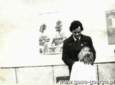 4742. Swieto Ksiazki w Gostyniu-kiermasz ksiazek, autografy sklada Jozef Ratajczak z Poznania (15 maja 1977 r.)