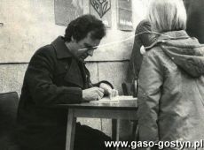 4743. Swieto Ksiazki w Gostyniu-kiermasz ksiazek, autografy sklada Jozef Ratajczak z Poznania (15 maja 1977 r.)