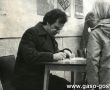 4743. Swieto Ksiazki w Gostyniu-kiermasz ksiazek, autografy sklada Jozef Ratajczak z Poznania (15 maja 1977 r.)