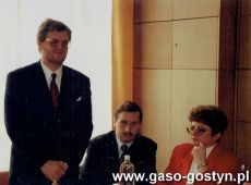 4767.Wizyta wicemarszalka Senatu RP prof. Ryszarda Czarnego i senatora Zbigniewa Kulaka w Pepowie (1994 r.)