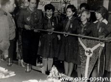 4782. Przyrzeczenie harcerskie Blekitnej Osemki przyjmuje harcmistrz Julian Dembinski (1959 r.)