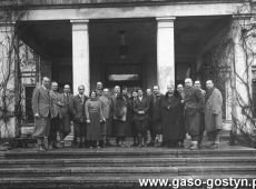 4798.Uczestnicy polowania przed palacem w Zimnowodzie (1936 r.), pierwszy od lewej Henryk hrabia Grocholski-wlasciciel majatku w Zimnowodzie, rozstrzelany przez Niemcow 21 pazdziernika 1939 r. na Rynku w Gostyniu