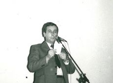 4799.X Festiwal Filmow o Bolku i Lolku w Gostyniu zakonczyl bal przebierancow (1981 r.)-Stanislaw Czajka oglasza wyniki konkursu na najladniejsze przebranie uczestnikow balu