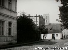 4803.Fragment ulicy Podzamcze w Gostyniu (1961 r.), w oddali gostynska fara.JPG