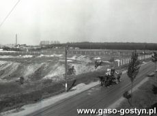 4810. Ulica Starogostynska w Gostyniu (1956 r.), na drugim planie Huta Szkla i boisko sportowe