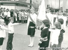 483.Rozpoczecie roku szkolnego w Szkole Podstawowej nr 3 w Gostyniu (1980r.)-slubowanie