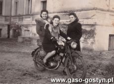 4853.Przed palacem w Kosowie , dziewczyny przy motocyklu DKW RT 125 (1946 r.)