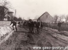 4861.Budowa drogi w Szelejewie w ramach czynu spolecznego zainicjowana przez Komintet Gminny PZPR w Piaskach (maj 1975 r.)