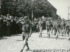 4863. Rynek w Gostyniu - przemarsz harcerzy (1947 r.)