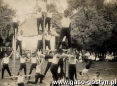 488.Piramida drabiniasta w wykonaniu czlonkow Towarzystwa Gimnastycznego SOKOL w parku przy ul. Strzeleckiej - Gostyn, 12.06.1927 r.