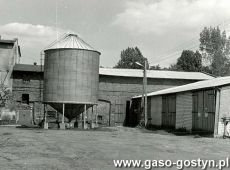 4901.Magazyn gorzelni w Pokrzywnicy (lata 80. XX wieku), obiekt powstal w 1848 roku jako browar nalezacy do dawnego folwarku, przebudowany na mlyn, a nastepnie na gorzelnie