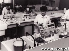 492.Spoldzielnia Mleczarska w Gostyniu - laboratorium (laborantka T.Wozna)-1981r.