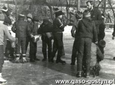 4929. Na lodowisku zorganizowanym przez MGOK Hutnik w parku przy ul. Strzeleckiej w Gostyniu (1986 r.)