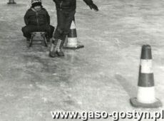 4931.Na lodowisku zorganizowanym przez MGOK Hutnik w parku przy ul. Strzeleckiej w Gostyniu (1986 r.)