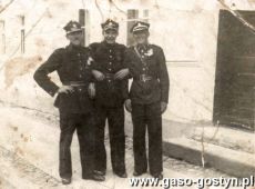 4937. Gostynscy strazacy (Szymanowski, Porzucek, Polaszyk) - 1948 r.