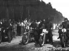 495.Zawodnicy sekcji motorowej Klubu Sportowego Kania Gostyn w wyscigu na ulicy Starogostynskiej (ok. 1950 r.)