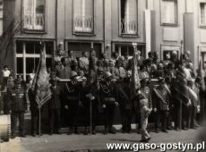 4963. Trybuna pierwszomajowa przy siedzibie Komitetu Miejsko-Gminnego PZPR przy ul. Swierczewskiego w Gostyniu