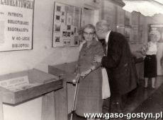 4974. Wystawa z okazji 40-lecia Biblioteki Publicznej Miasta i Gminy w Gostyniu (22 pazdziernika 1987 r.), na zdjeciu Czeslawa Laurentowska i Jan Bzdega
