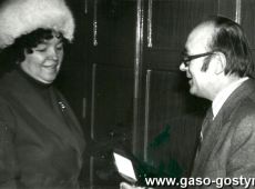4986.Final III Turnieju Jednego Wiersza o statuetke DREWNIANEJ SOWY w Gostyniu (Dom Kultury w Gostyniu, 10 grudnia 1978 r.)-dyr Glura wrecza nagrode Jadwidze Fillman