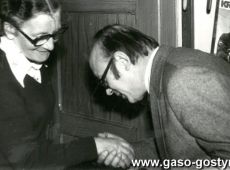 4987.Final III Turnieju Jednego Wiersza o statuetke DREWNIANEJ SOWY w Gostyniu (Dom Kultury w Gostyniu, 10 grudnia 1978 r.)-dyr Glura wrecza nagrode Jozefie Idkowiak