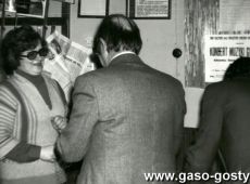 4988.Final III Turnieju Jednego Wiersza o statuetke DREWNIANEJ SOWY w Gostyniu (Dom Kultury w Gostyniu, 10 grudnia 1978 r.)-dyr Glura wrecza nagrode Marii Urbanskiej