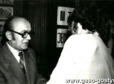 4989.Final III Turnieju Jednego Wiersza o statuetke DREWNIANEJ SOWY w Gostyniu (Dom Kultury w Gostyniu, 10 grudnia 1978 r.)-dyr Glura wrecza nagode Tadeuszowi Sekule
