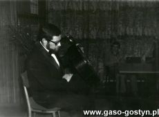 4993.Final III Turnieju Jednego Wiersza o statuetke DREWNIANEJ SOWY w Gostyniu (Dom Kultury w Gostyniu, 10 grudnia 1978 r.)-recital Henryka Jozwiaka z PWSM w Poznaniu