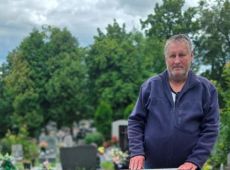 5.Tadeusz Smektala przy grobie dziadka Antoniego Smektaly - weterana walk o wolnosc i niepodleglosc Poslki