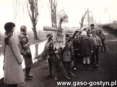 5004. Topienie marzanny przez dzieci z Przedszkola nr 1 w Gostyniu (1987 r.)