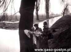 5005. Topienie marzanny przez panie z Przedszkola nr 1 w Gostyniu (1987 r.)