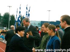 5007.Dyrektor Piotr Radojewski i delegacja uczniow Liceum Ogolnoksztalcacego w Gostyniu odbieja puchar zajecie VIII miejsca na najbardziej usportowiona szkole w wojewodztwie wielkopolskim (Poznan, 17 wrzesnia 2003 r.)