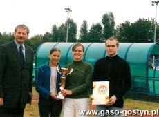 5008.Dyrektor Piotr Radojewski i delegacja uczniow Liceum Ogolnoksztalcacego w Gostyniu z pucharem za zajecie VIII miejsca na najbardziej usportowiona szkole w wojewodztwie wielkopolskim (Poznan, 17 wrzesnia 2003 r.)