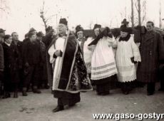 502.Misja parafialna w Gostyniu (20 grudnia 1946 r.) - krzyz misyjny niosa kaplani