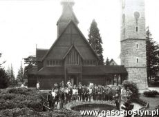 502.Oboz siatkarek MZKS Kania Gostyn w Karpaczu (1988 r.) - przed kosciolem Wang