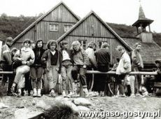 503.Oboz siatkarek MZKS Kania Gostyn w Karpaczu (1988 r.) - przed Schroniskiem PTTK Samotnia