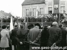 5037. Rynek w Gostyniu - trybuna honorowa z okazji Swieta Pracy (1 maja 1969 r.)