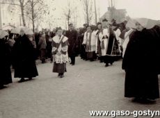 504.Misja parafialna w Gostyniu (20 grudnia 1946 r.) - krzyz misyjny niosa kaplani