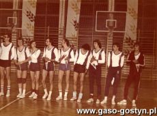 505.Druzyna MZKS Kania Gostyn w towarzyskim meczu w pilce siatkowej z Dynamo Herzberg (NRD) - hala sportowa Szkoly Podstawowej nr 2 w Gostyniu, 8 stycznia 1977 r.