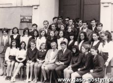 5059.Maturzysci gostynskiego liceum z prof. Helena Turska i prof. Romanem Tomaszewskim (1971 r.)