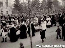 507.Misja parafialna w Gostyniu (20 grudnia 1946 r.) - niesienie krzyza misyjnego na ulicy 3 Maja