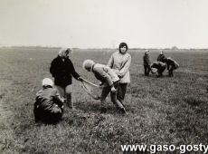 5073. Prace w polu - zbior kamieni przez uczennice Liceum Ogolnoksztalcacego w Gostyniu