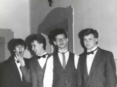 5075. Studniowka w Liceum Ogolnoksztalcacym w Gostyniu - uczniowie klasy IVB (1987 r.)