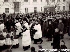 508.Misja parafialna w Gostyniu (20 grudnia 1946 r.) - niesienie krzyza misyjnego na ulicy 3 Maja