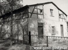 5085.Dom szachulcowy w Krajewicach wybudowany w 2. polowie XIX wieku (zdjecie z okresu PRL-u)