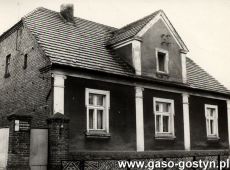 5086.Dom w Krajewicach wybudowany na poczatku XX wieku (zdjecie z lat 70. XX wieku)